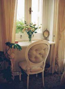 雅典Shila Athens的花瓶前的椅子