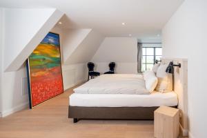佩尔沃姆Rickmer's Hoff的卧室配有一张床,墙上挂有绘画作品