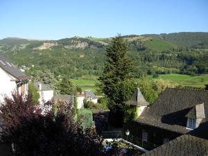 蒂耶扎克丽兰泽斯酒店的享有以山为背景的村庄美景