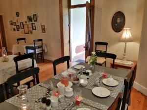罗森维尔Monte Rosa Guesthouse的一间用餐室,配有餐桌和餐具