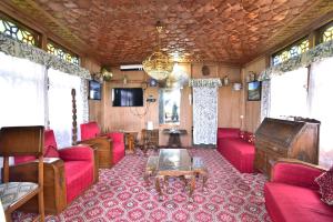 斯利那加HB Zaindari Palace的客厅里装有红色家具的火车车厢