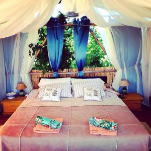圣拉斐尔Al Aire Libre的一间卧室配有蓝色和白色窗帘的床