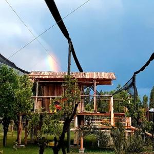 圣拉斐尔Al Aire Libre的一座带彩虹的木房子