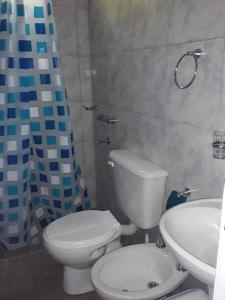 特拉皮奇Las Zarinas 4的浴室配有白色卫生间和盥洗盆。