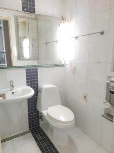 仁川市爱特尔好日子旅馆的白色的浴室设有卫生间和水槽。