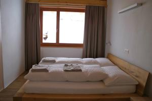 贝特默阿尔卑Perle des Alpes, Bettmeralp, Switzerland的卧室内的一张大床,设有窗户