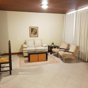 瓜拉派瑞梅阿普酒店的客厅配有沙发和椅子