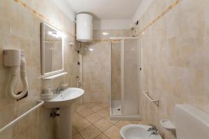 卡奥莱Robinia/Pinetine Lido Altanea的带淋浴、盥洗盆和卫生间的浴室