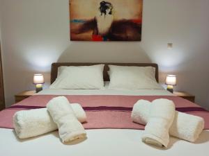帕莱欧卡斯提撒Villa Amaryllis的一间卧室配有一张床,上面有两条毛巾