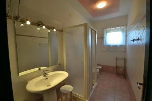 San Giovanni a Corazzano 阿格里科拉公司好好休息乡村民宿的一间带水槽、淋浴和卫生间的浴室