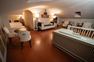 拉文纳佛里斯圣塔玛丽亚别墅酒店的一间带一张床的客厅和一间带桌椅的房间
