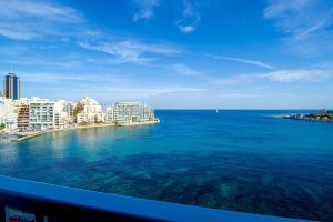 圣朱利安斯Spinola Bay top floor seafront 3 bedroom Apartment with panoramic sea views - by Getawaysmalta的阳台享有海景。