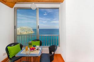 圣朱利安斯Spinola Bay top floor seafront 3 bedroom Apartment with panoramic sea views - by Getawaysmalta的海景用餐室