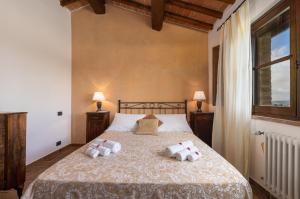巴尔贝里诺瓦尔德尔萨博多尔塞托法诺农庄酒店的一间卧室配有一张带两个枕头的床