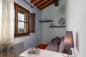 巴尔贝里诺瓦尔德尔萨博多尔塞托法诺农庄酒店的带沙发和窗户的客厅