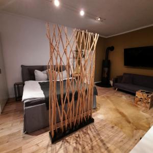 赫尔-格伦茨豪森business-lodging Apartmenthaus的一间带一张床和木棍的客厅