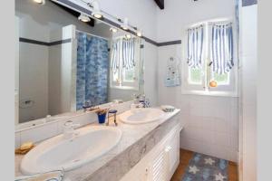 Cap d'en FontVILLA EN CAP EN FONT的一间带两个盥洗盆和大镜子的浴室