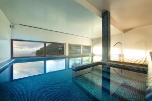 蓬他达维托亚艾特塔拉根达彭塔度索尔酒店的一座房屋,设有一座带浴缸的游泳池