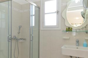 普拉提伊亚洛斯西弗诺斯Hotel Efrosini的带淋浴、盥洗盆和镜子的浴室