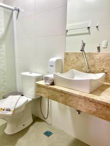 萨尔瓦多波尔图萨尔瓦多酒店的一间带水槽和卫生间的浴室