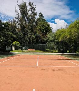 科塔卡奇幻影花园酒店及Spa的网球场,上面有网