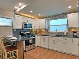 Siesta Heron Suites & Villas的厨房或小厨房