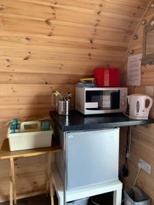 HullandPoplars Farm Site Glamping Pods的厨房配有微波炉和冰箱。