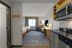 Candlewood Suites - Kingston West, an IHG Hotel的厨房或小厨房