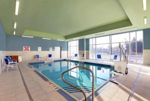 金斯顿Holiday Inn Express - Kingston West, an IHG Hotel的大楼里一个蓝色的大泳池