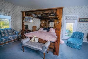 VersaillesRabbit Creek Bed & Breakfast的一间卧室配有一张大床和一把椅子