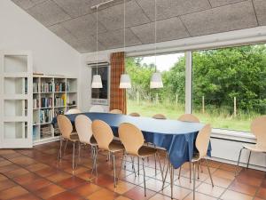 埃贝尔托夫特Holiday home Ebeltoft XI的一间配备有蓝色桌子和椅子的用餐室