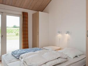 埃贝尔托夫特Holiday home Ebeltoft XI的一间卧室设有两张床和大窗户