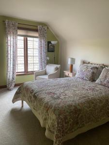 滨湖尼亚加拉雪松山墙住宿加早餐酒店的一间卧室设有一张大床和一个窗户。