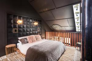 怀希比奇The Barn, designers dream beach hideaway的一间卧室设有一张大床和一个窗户。