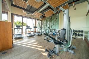 沙美岛拉维曼别墅度假酒店的一个带跑步机和椭圆机的健身房,位于带窗户的房间内