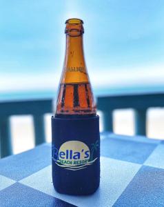巴旺Bella's Beach Resort Apartment 8的桌子上坐着一瓶啤酒