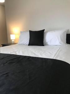 BrooklynGuiding Star Motel & Hotel的一张带两个枕头的大白色床