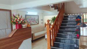 Pa Hiem (1)Khách sạn Phương Nam的客厅里的一个楼梯,上面有鲜花