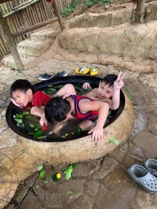 安蒂波洛Antipolo Rizal -Tent Site-Forest Camp Adventure-with Hike & Climb的三个孩子躺在水塘里