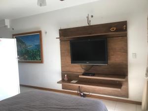巴西利亚Flat em Resort incrivel a 10 min da Esplanada, STF e PGR的卧室配有壁挂式平面电视