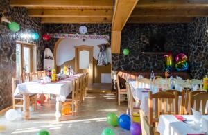 NucşoaraCabana Valea Bradului的一间位于地板上的带桌子和气球的用餐室