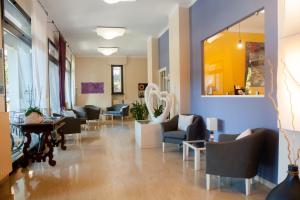 玛丽安迪安多拉Residence La Palma的一间设有桌椅和镜子的等候室