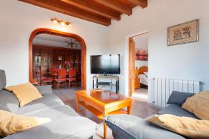 马拉特克西Villa Viana-Cladera的带沙发和电视的客厅