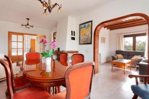 马拉特克西Villa Viana-Cladera的用餐室以及带桌椅的起居室。