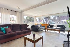 埃尔阿雷纳尔Villa Arenas的客厅配有沙发和桌子