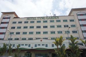 山打根婷花园酒店的带有读取好客花园标志的酒店大楼
