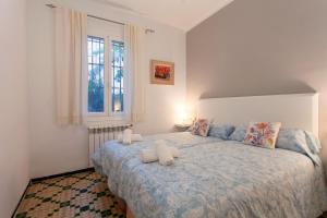 马略卡岛帕尔马Can Duran的一间卧室配有一张带蓝色棉被的床和窗户。