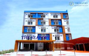 Samut SakhonTHE SEAPORT Hotel โรงแรมเดอะซีพอร์ต的一座带有读取海滨标志的建筑