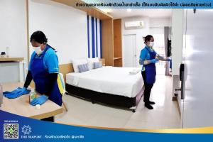 Samut SakhonTHE SEAPORT Hotel โรงแรมเดอะซีพอร์ต的两名妇女住在医院里,有床