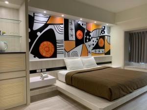 台南永华春休闲商务旅馆的一间卧室配有一张壁画床